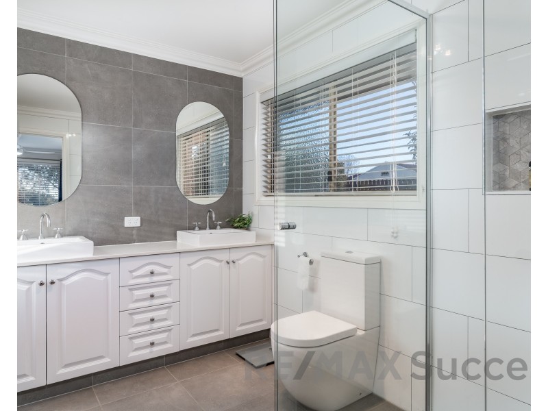 18 Prime Minister Drive, Middle Ridge QLD 4350