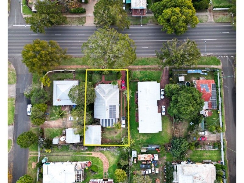 214 Ruthven Street, North Toowoomba QLD 4350
