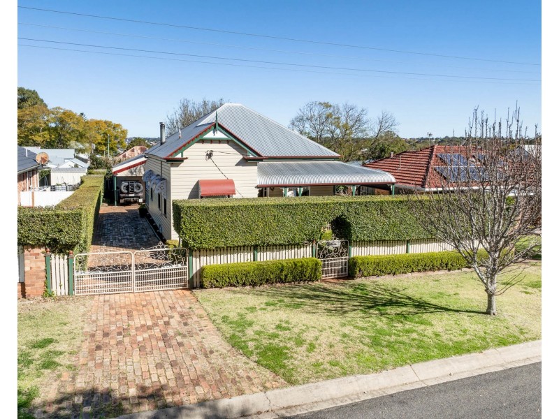 16 Robinson Street, North Toowoomba QLD 4350