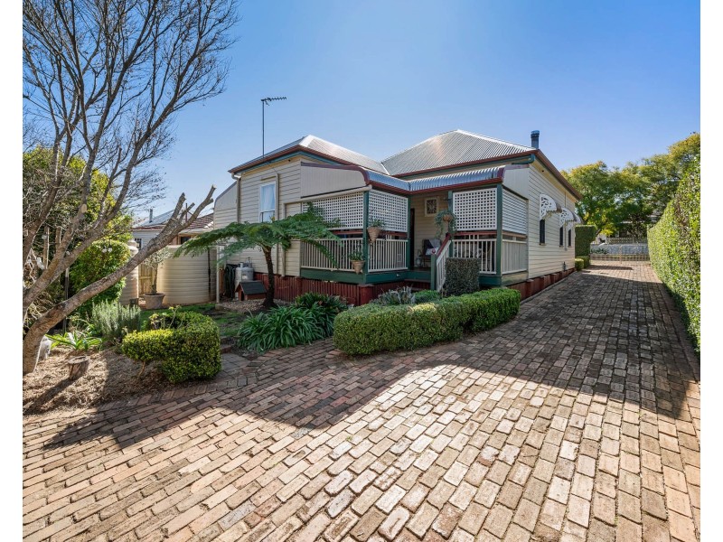 16 Robinson Street, North Toowoomba QLD 4350