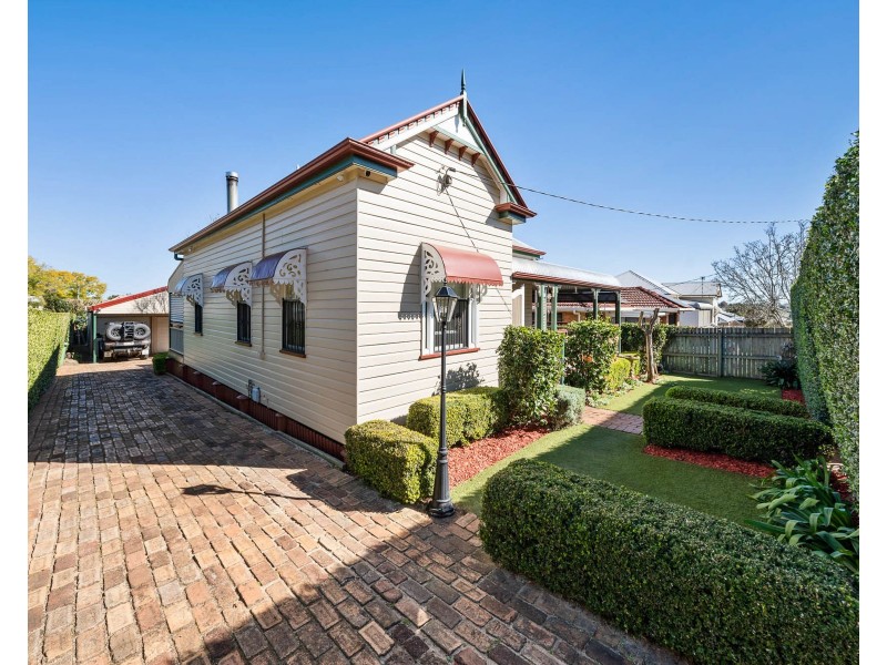 16 Robinson Street, North Toowoomba QLD 4350