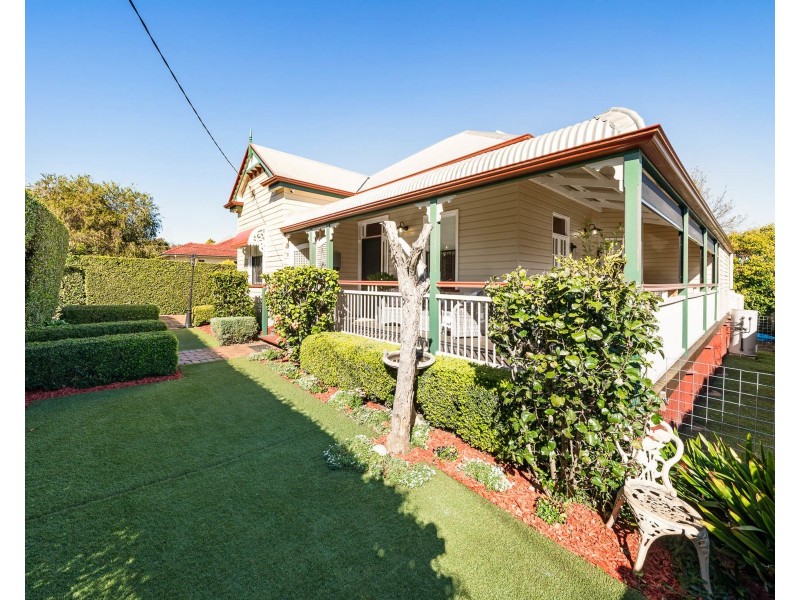 16 Robinson Street, North Toowoomba QLD 4350