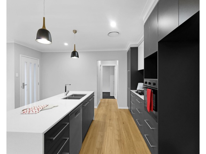 51 Hoey Street, Kearneys Spring QLD 4350