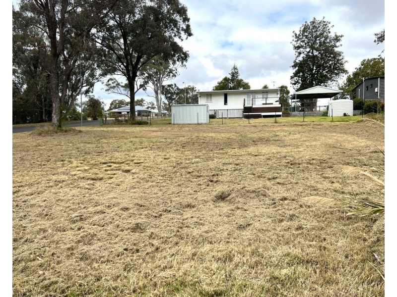 39 Dale Street, Crows Nest QLD 4355