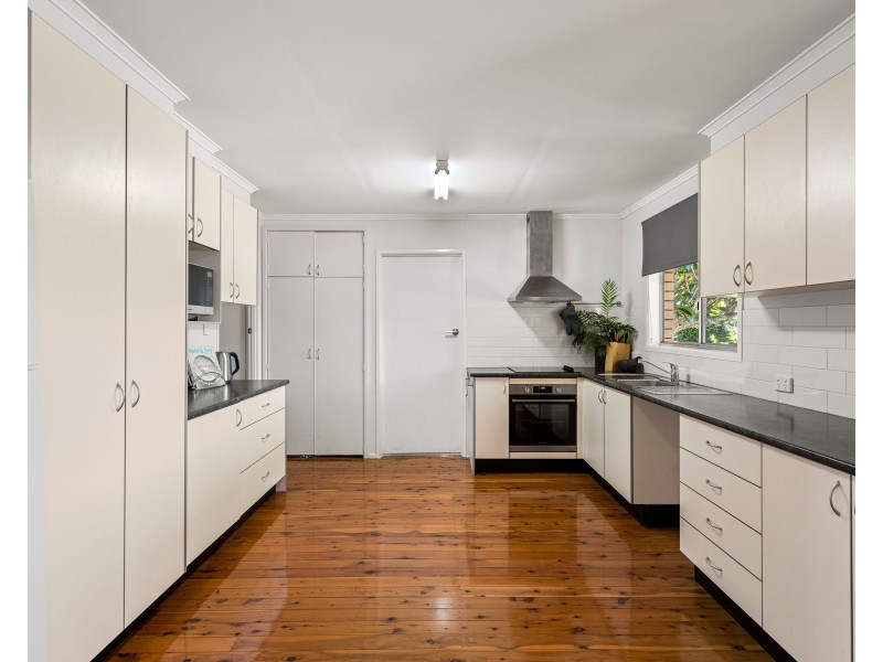 4 Raelyn Street, Centenary Heights QLD 4350