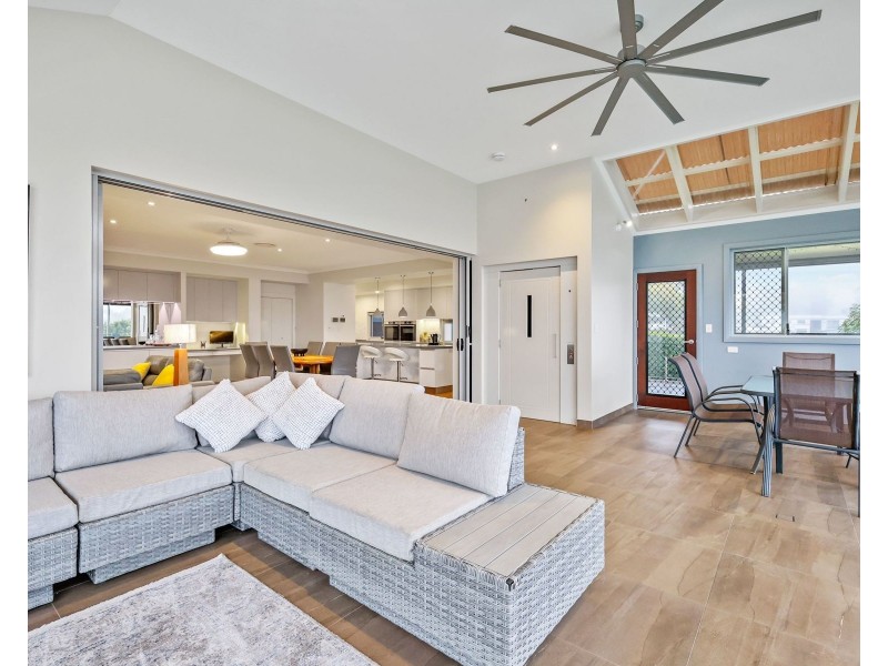 8a Flagstone Creek Road, Middle Ridge QLD 4350