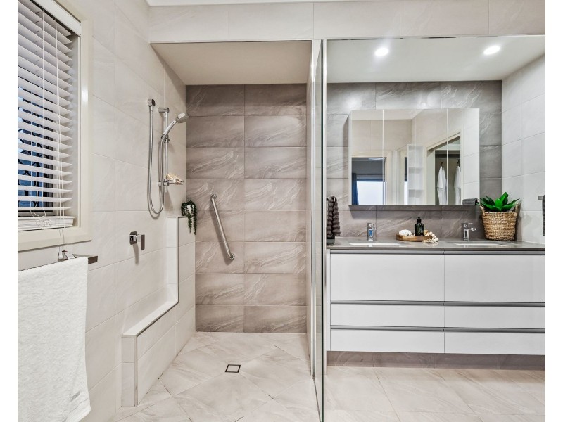 8a Flagstone Creek Road, Middle Ridge QLD 4350