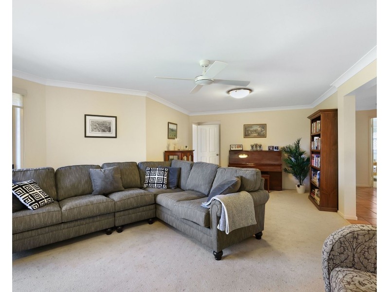 10 Christina Court, Middle Ridge QLD 4350