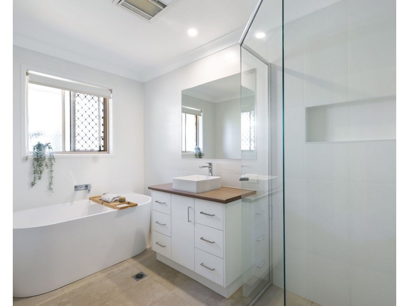 10 Christina Court, Middle Ridge QLD 4350