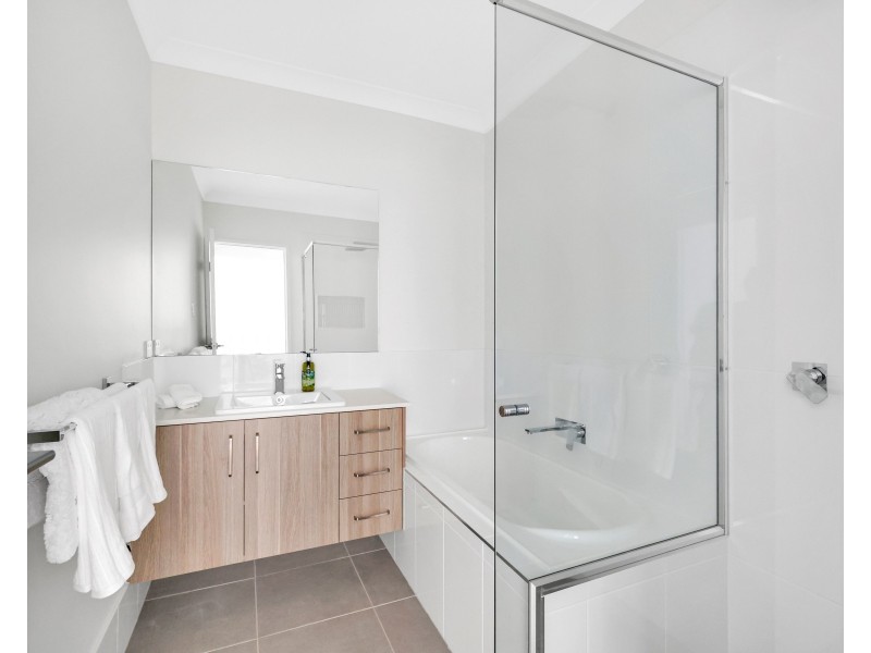 2/5 Noll Street, Kearneys Spring QLD 4350