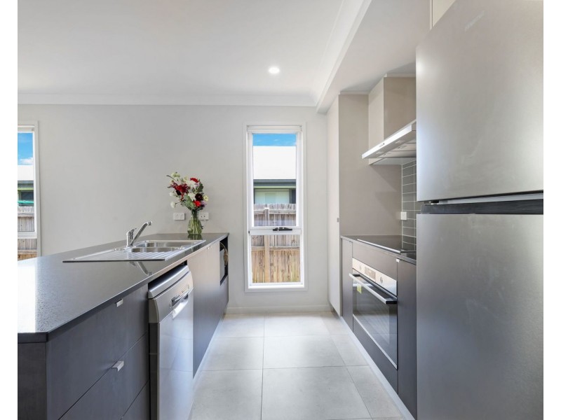 6 Downs Street, Glenvale QLD 4350