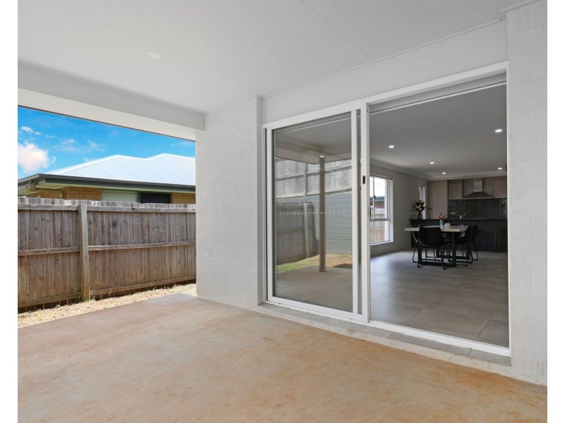 6 Downs Street, Glenvale QLD 4350