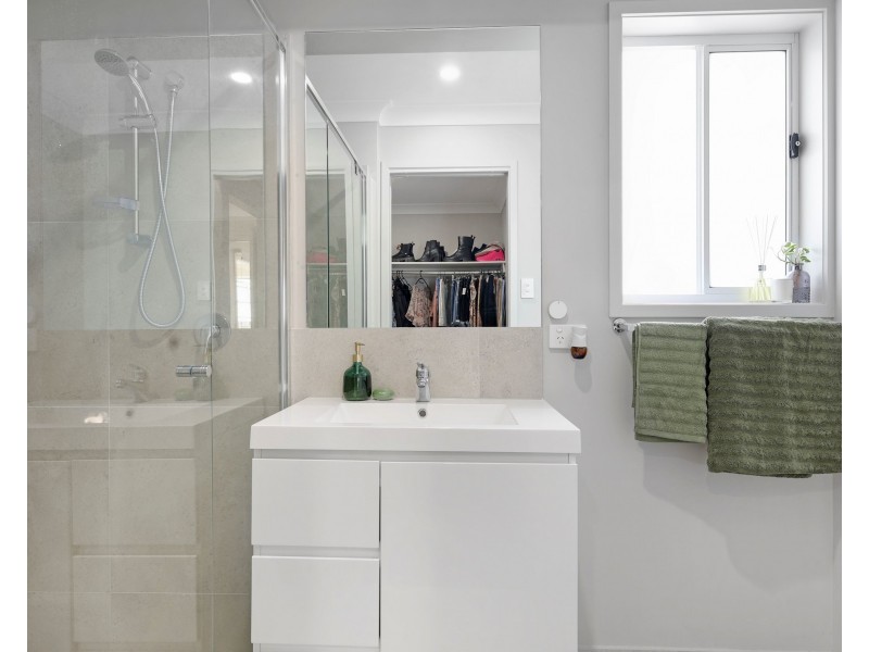 6 Downs Street, Glenvale QLD 4350