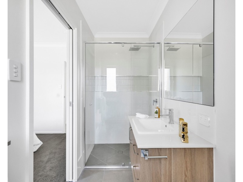 1/5 Noll Street, Kearneys Spring QLD 4350