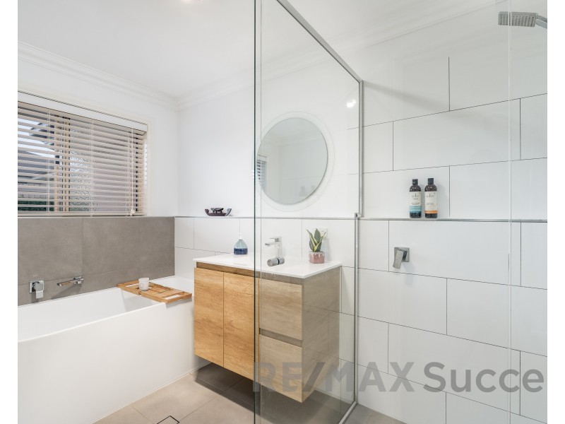 18 Prime Minister Drive, Middle Ridge QLD 4350