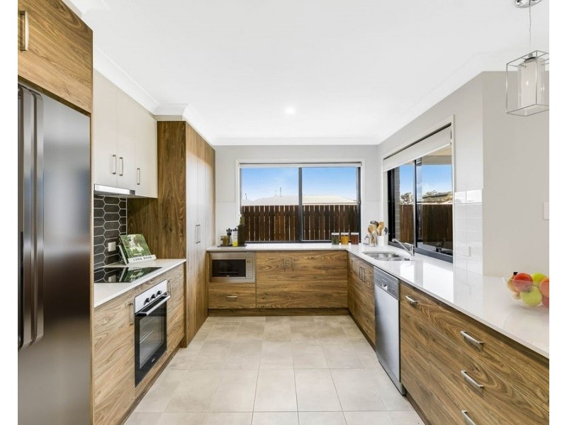 2 Tyrone Street, Middle Ridge QLD 4350