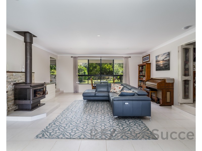 5 Blue Meadow Court, Blue Mountain Heights QLD 4350