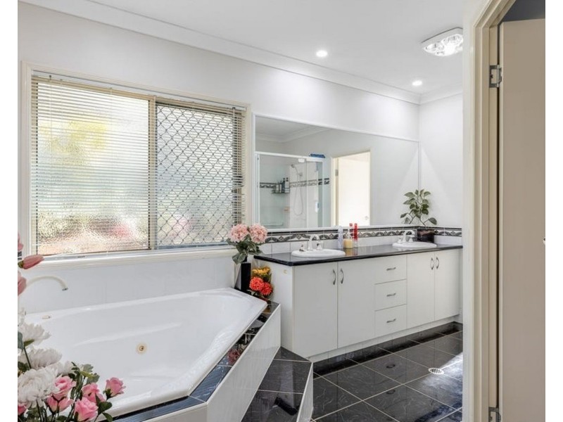 18 Howard Street, Middle Ridge QLD 4350