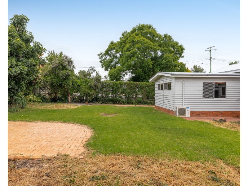 147 West Street, Newtown QLD 4350