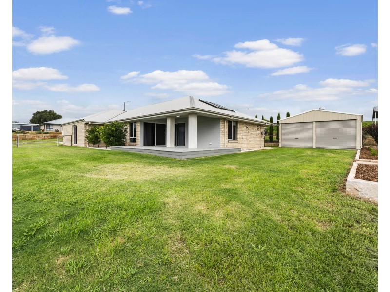24 Phipps Drive, Meringandan West QLD 4352