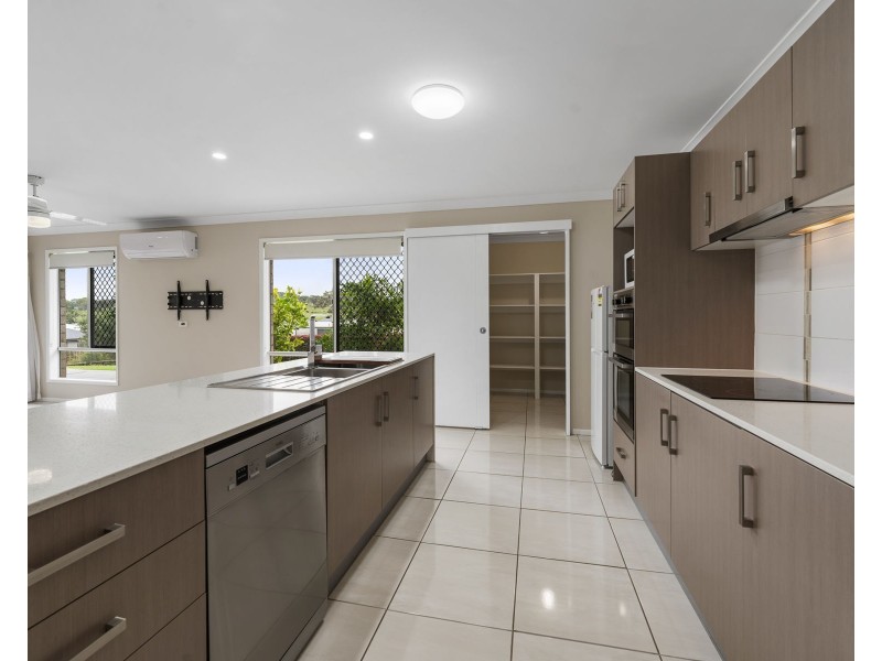 24 Phipps Drive, Meringandan West QLD 4352