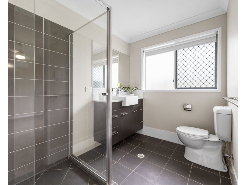 24 Phipps Drive, Meringandan West QLD 4352