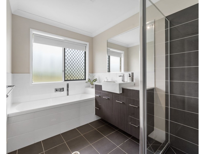 24 Phipps Drive, Meringandan West QLD 4352