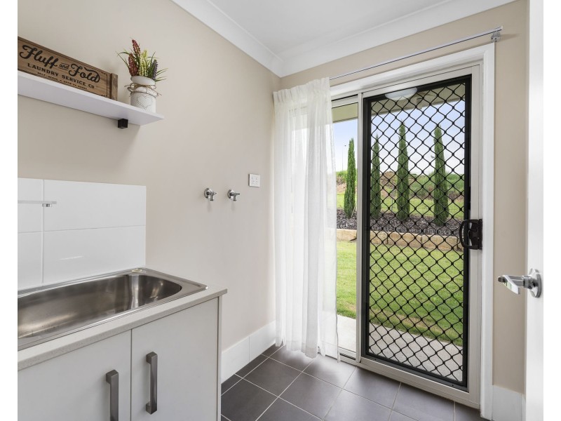 24 Phipps Drive, Meringandan West QLD 4352