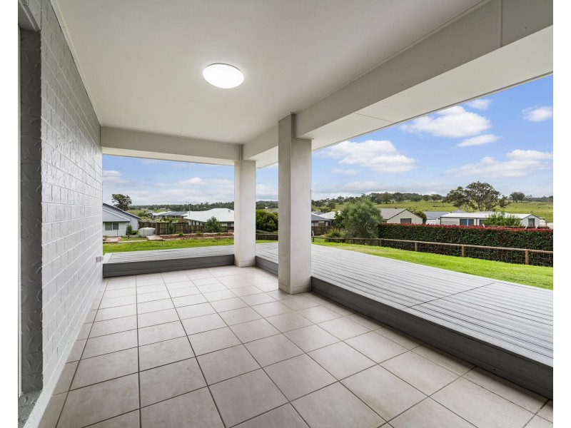 24 Phipps Drive, Meringandan West QLD 4352
