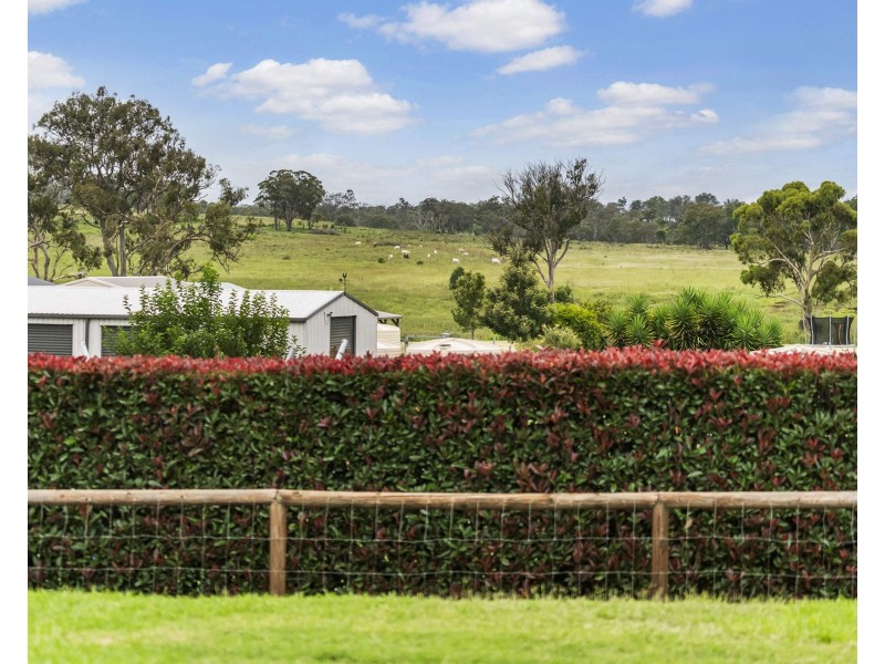 24 Phipps Drive, Meringandan West QLD 4352
