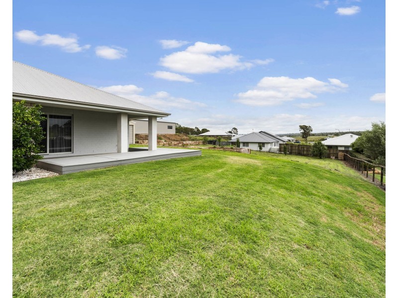 24 Phipps Drive, Meringandan West QLD 4352