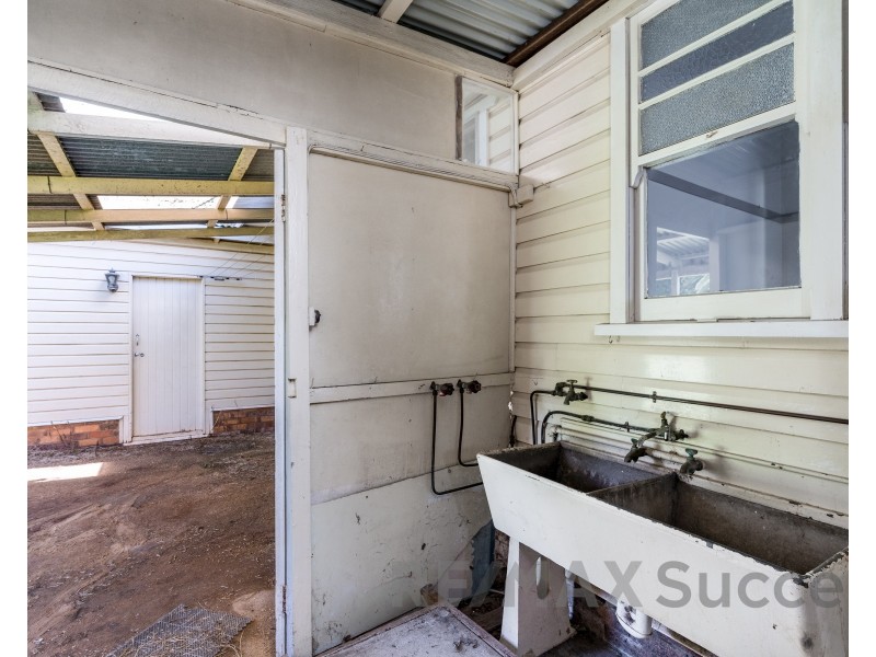 27 Blackdown Street, Harristown QLD 4350