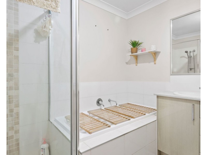 2/24 Sanctuary Drive, Cranley QLD 4350