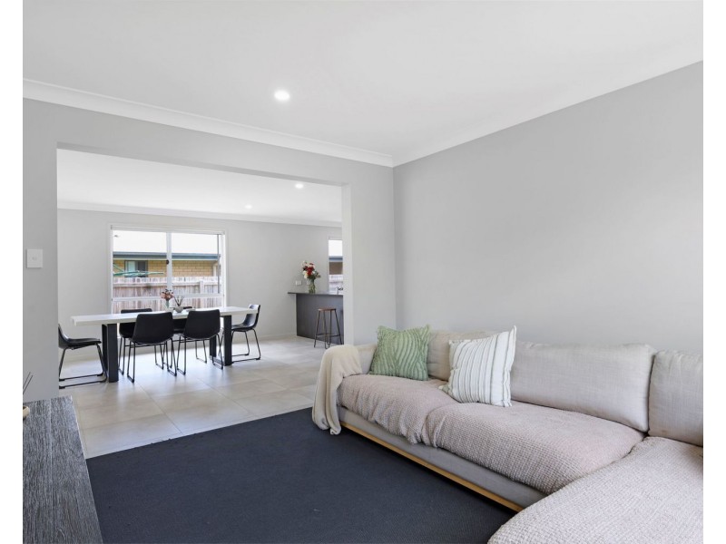 6 Downs St., Glenvale QLD 4350