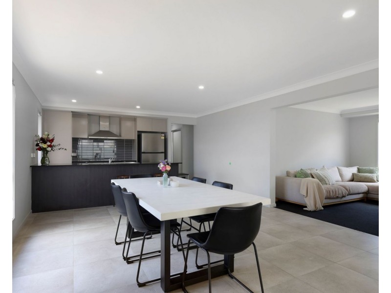 6 Downs St., Glenvale QLD 4350