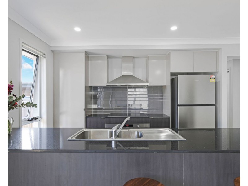 6 Downs St., Glenvale QLD 4350