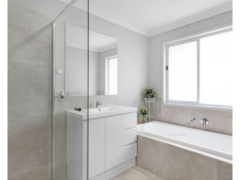 6 Downs St., Glenvale QLD 4350