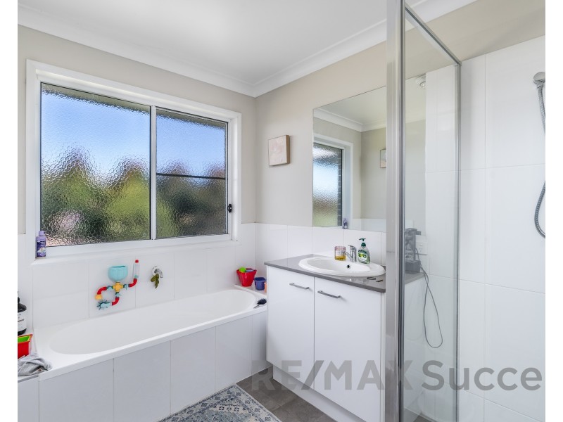 41 Charlotte Road, Hampton QLD 4352