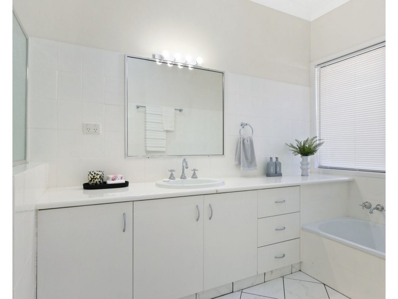 1 Luxford Street, Kearneys Spring QLD 4350