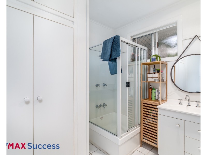 11 Esmond Street, Rockville QLD 4350