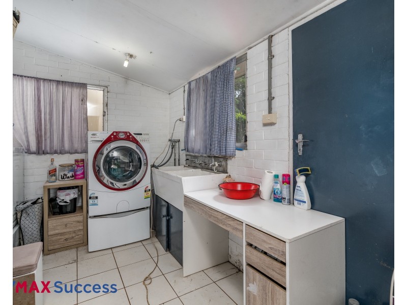 11 Esmond Street, Rockville QLD 4350