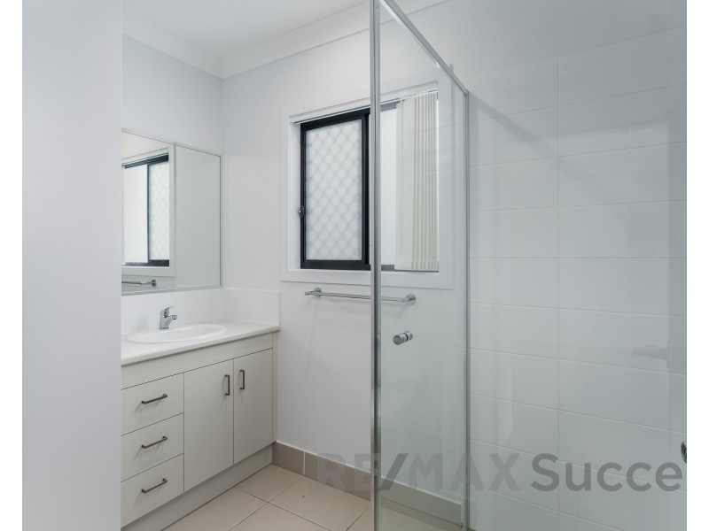 2/18 Aquila Drive, Meringandan West QLD 4352