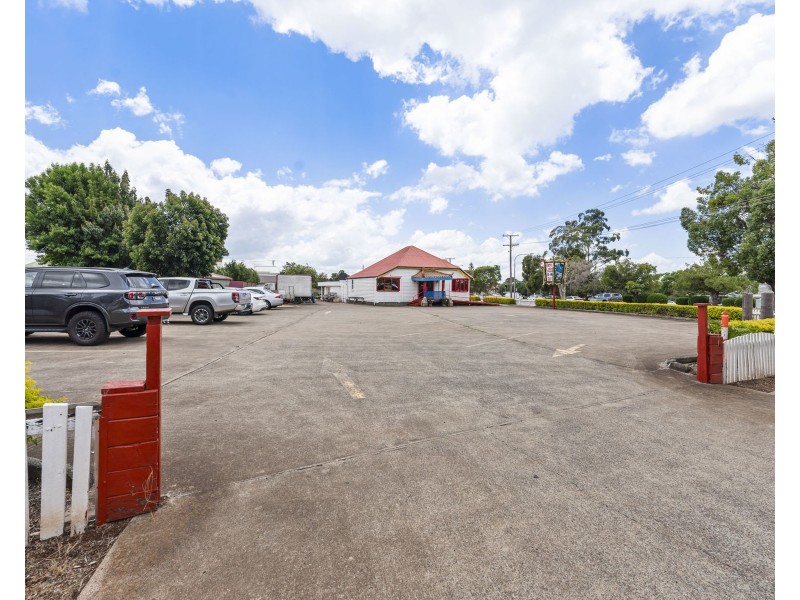 127-129 Anzac Avenue, Newtown QLD 4350