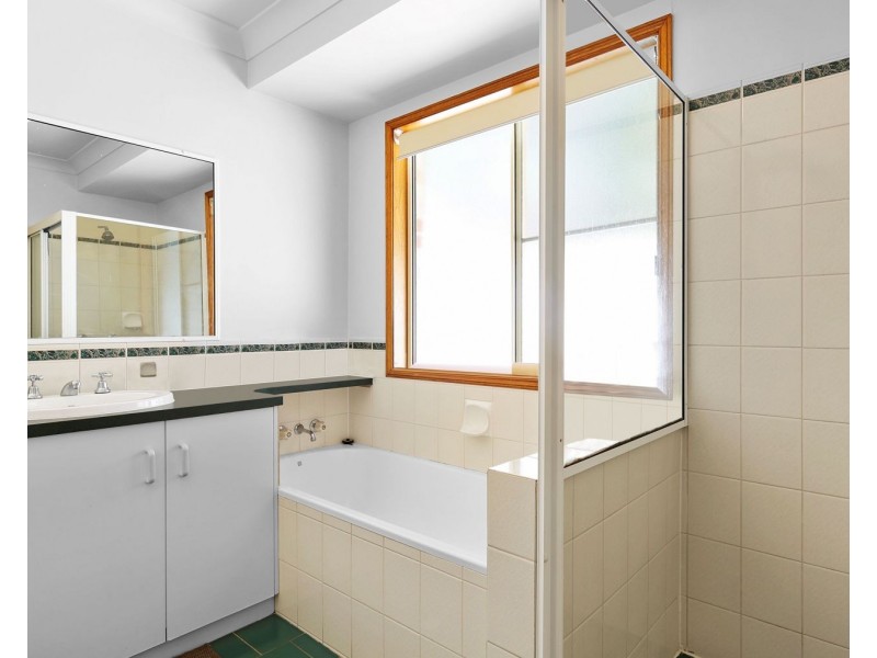 2/416 West Street, Kearneys Spring QLD 4350