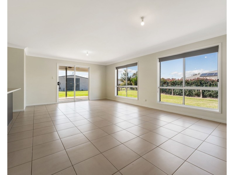 28 Phipps Drive, Meringandan West QLD 4352