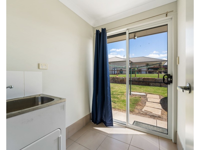 28 Phipps Drive, Meringandan West QLD 4352