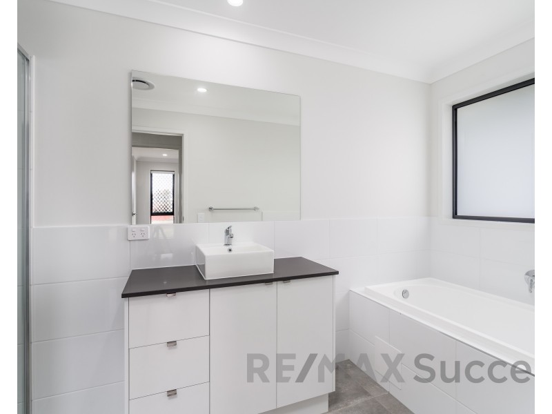 16 Aquila Drive, Meringandan West QLD 4352