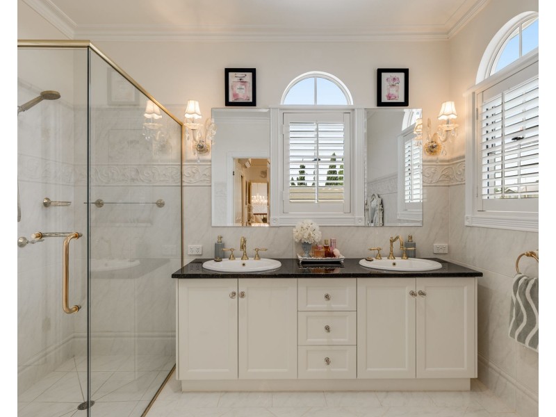 1 Spring Garden Court, Middle Ridge QLD 4350