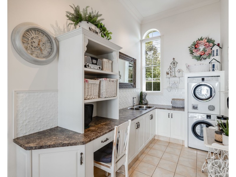 1 Spring Garden Court, Middle Ridge QLD 4350