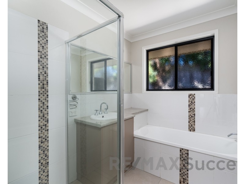 27 Wareena Crescent, Glenvale QLD 4350